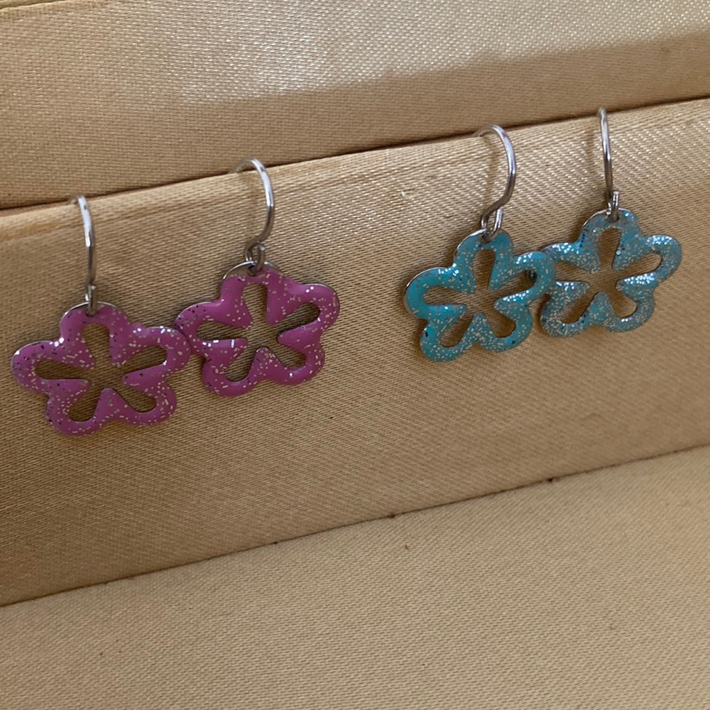 2 pairs of sparkly metal flower earrings (pink & blue)